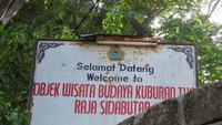 Berada di komplek kuburan tua Raja Sidabutar