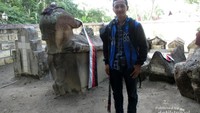 Saya berfoto di dekat makam Raja Sidabutar kedua