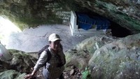 Berfoto di belakang Makam Siti Nurbaya