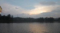 Pemandangan di sekitar danau