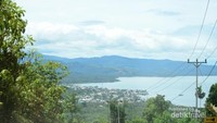 Desa Buli terlihat dari atas areal Tanjung Buli