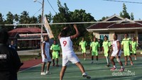 Aktivitas sore diisi dengan berolahraga Volley