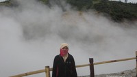 Berfoto di depan kawah