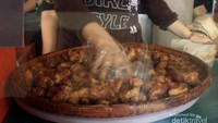Menjajakan getuk goreng