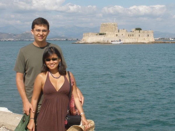 Dina dan Ryan di Nafplion, Yunani (vagabondquest.com)