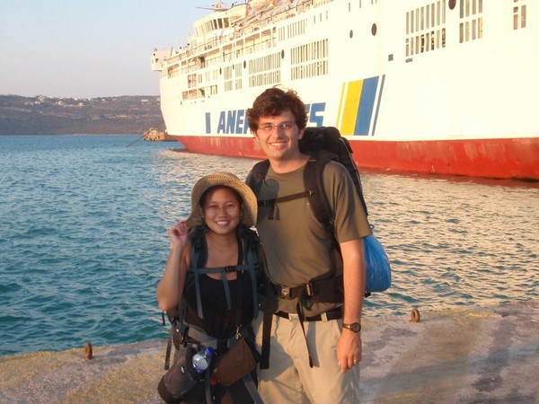 Dina dan Ryan di Chania, Yunani (vagabondquest.com)