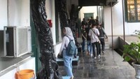 Beberapa patung diletakkan pada bagian teras museum