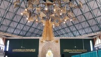 Aula utama masjid ini dibangun tanpa tiang. Besi-besi yang berada di langit-langit menjadi pengikat konstruksi atap masjid ini. Selain itu, terdapat lampu yang unik dan berdesain modern mengantung di langit-langit masjid