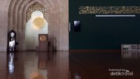 Mihrab dan dinding bagian depan yang bertuliskan ayat suci Al Quran. Lantai bagian dalam masjid ini terbuat dari kayu.