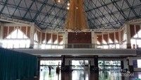 Masjid ini memiliki banyak kaca sehingga tidak memerlukan banyak penerangan lampu di siang hari