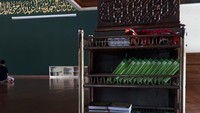 Masjid ini meyediakan banyak Al Quran, terlihat beberapa orang sedang bertadarus saat medekati waktu shalat