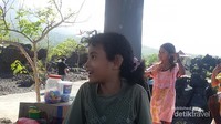 Virsa anak penjual air mineral kemasan di objek wisata Batu Angus