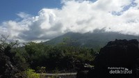 Gunung Gamalama dilihat dari objek wisata Batu Angus Ternate