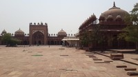 Masjid Jama atau Masjid Jumat tampak begitu menakjubkan berbentuk persegi panjang. Adalah bangunan pertama yang dibangun di kompleks Fatehpur Sikri.