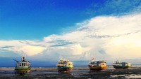 kapal yang berjejer di pulau gili