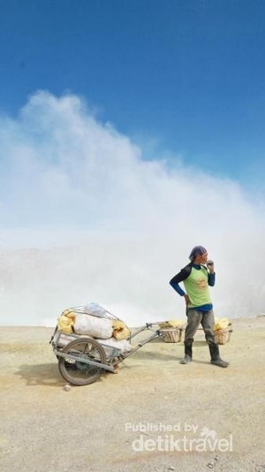 Kisah Lain di Balik Pesona Kawah Ijen