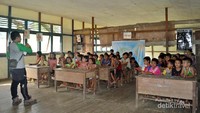 Proses mengajar anak SD Rantau Malam