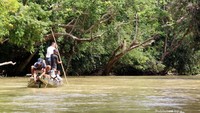 Perahu klotok kayu yang kami tumpangi