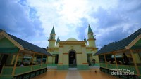 Pelataran Mesjid dengan 2 gazebo