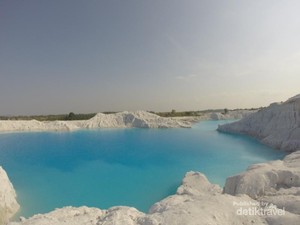 Kisah Miris di Balik Indahnya Pesona Danau Kaolin