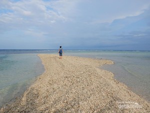 Kisah Miris Dibalik Menawannya Gundukan Pasir di Pulau Moyo