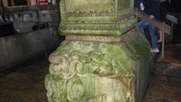 Medusa dengan kepala terbalik ke samping