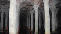 Tiang-tiang penyangga di Basilica Cistern