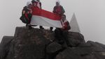 Kisah Pendaki Wanita Indonesia Pertama di Atap Tertinggi Indochina