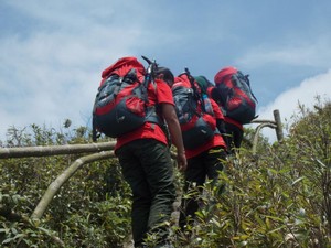 Kisah Pendaki Wanita Indonesia Pertama di Atap Tertinggi Indochina