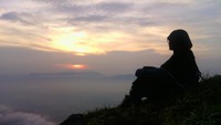 memandang matahari terbit di puncak Gunung Guntur