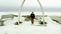 Whale Bone Arch , didepan Arctic Ocean