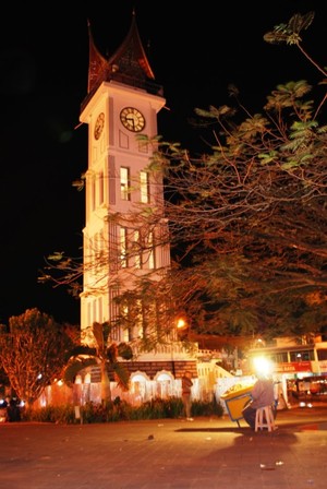 Kisah Penjual Kacang Rebus di Depan Jam Gadang