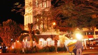Penjual kacang rebus di depan jam gadang