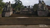 Tangga menuju bangunan utama monumen Tri Yudha Sakti