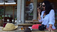 Menikmati Kopi Kawa dalam cangkir batok kelapa