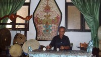 Pak Sujana Priya sedang memainkan alat musik tradisional
