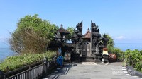 Pura Batu Bolong diatas tebing