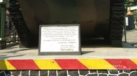 Papan plakat menjelaskan nama tank dan ringkasan ceritanya