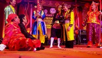 Pertimbangan hukuman oleh Penasehat (Tun Yulianto - busana kuning hitam)