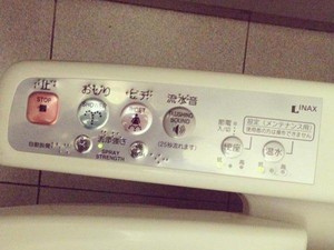 Kloset WC Unik Pakai Peredam Suara