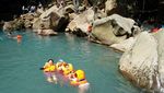 Kolam Alami Curug Cantik di Bogor yang Berwarna Toska