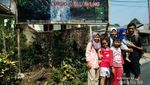 Kolam Alami Curug Cantik di Bogor yang Berwarna Toska