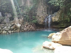 Kolam Alami Curug Cantik di Bogor yang Berwarna Toska