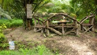 Meja di tengah kolam yang berisi persembahaan