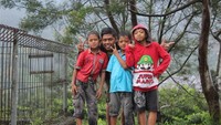 Anak-anak di sekitar embung