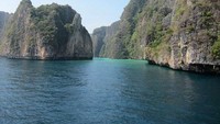 Pulau Phi Phi, destinasi favorit wisatawan mancanegara (fadila adelin/dTraveler)