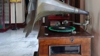 komet - gramophone besar dan konon cuma ada 2 didunia