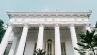 Tingginya bangunan balai kota, pegel juga leher ini melihatnya.