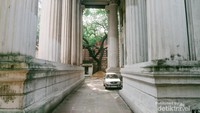Nampak cat belum sepenuhnya menutupi pillar gedung perpustakaan tertua di Kolkata