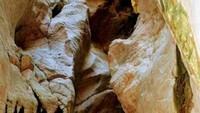 Dinding batu alam membentuk terowongan  (Promosi Wisata TTS)